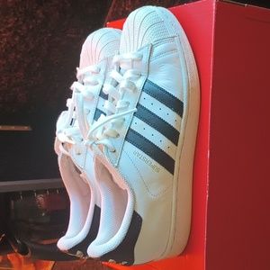 Adidas tennis shoes SZ: 9.5